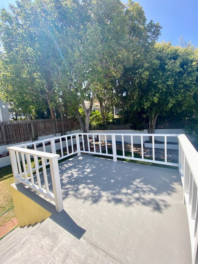 Building Photo - Charming Manhattan Beach Home with Spacious Yard – Prime Location!