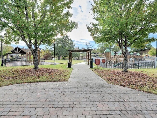 Building Photo - 975 Odessa Dr