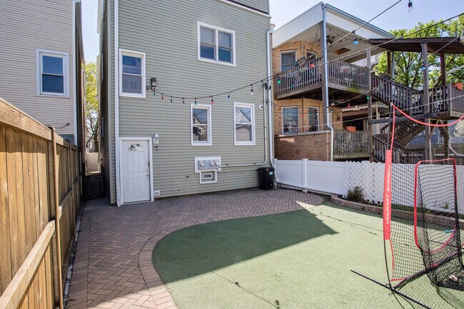 Building Photo - 2440 W Cuyler Ave