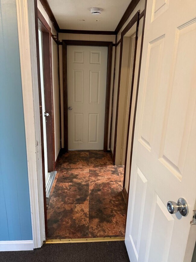 Building Photo - Spacious 3 bedroom 1 bathroom