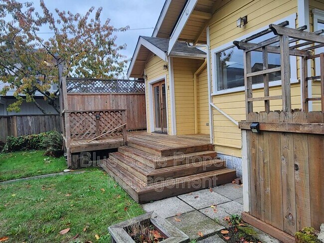 Building Photo - 137 W 13th St