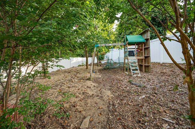 Building Photo - 850 St Johnland Rd