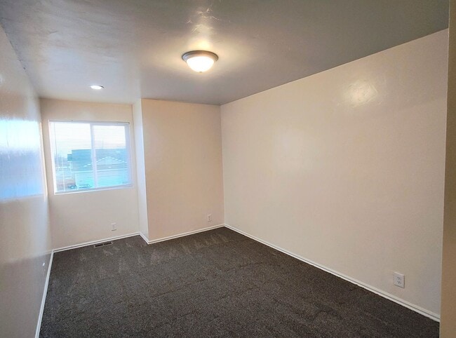 Building Photo - Updated 4 Bd 3 Ba Home in Sandy