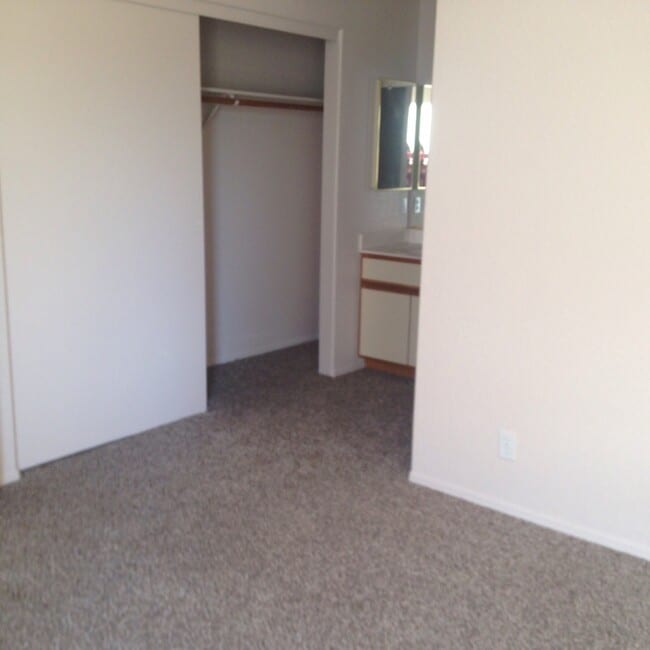 Building Photo - EXECUTIVE STYLE CONDO