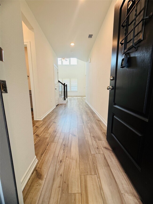 Building Photo - 15826 Dove Holw Dr
