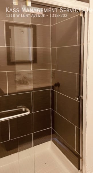 Building Photo - 1318 W Lunt Ave