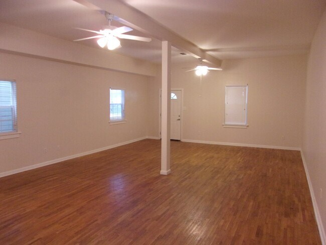 Building Photo - 4320 Banks St