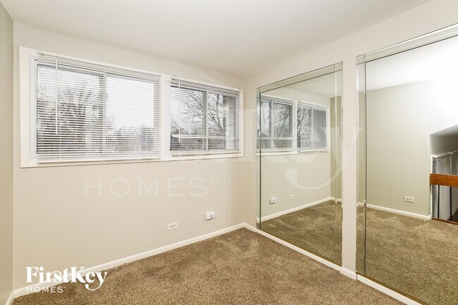 Building Photo - 3317 Fountainbleau Dr