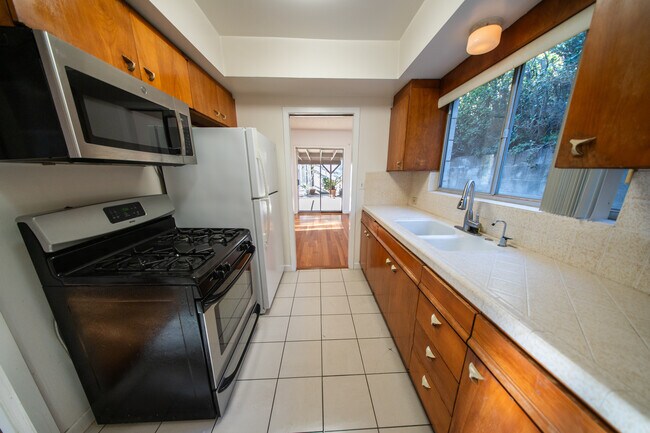 Building Photo - 8639 Crescent Dr