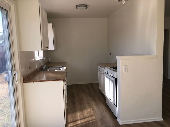 Building Photo - Remodeled 4 bed 2 bath house  - large back...