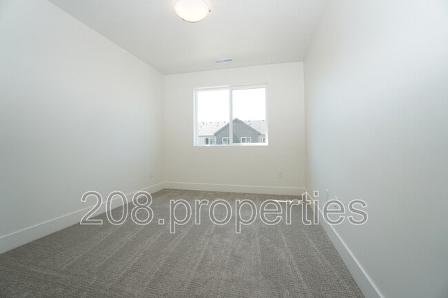 Building Photo - 1333 N Webb Wy