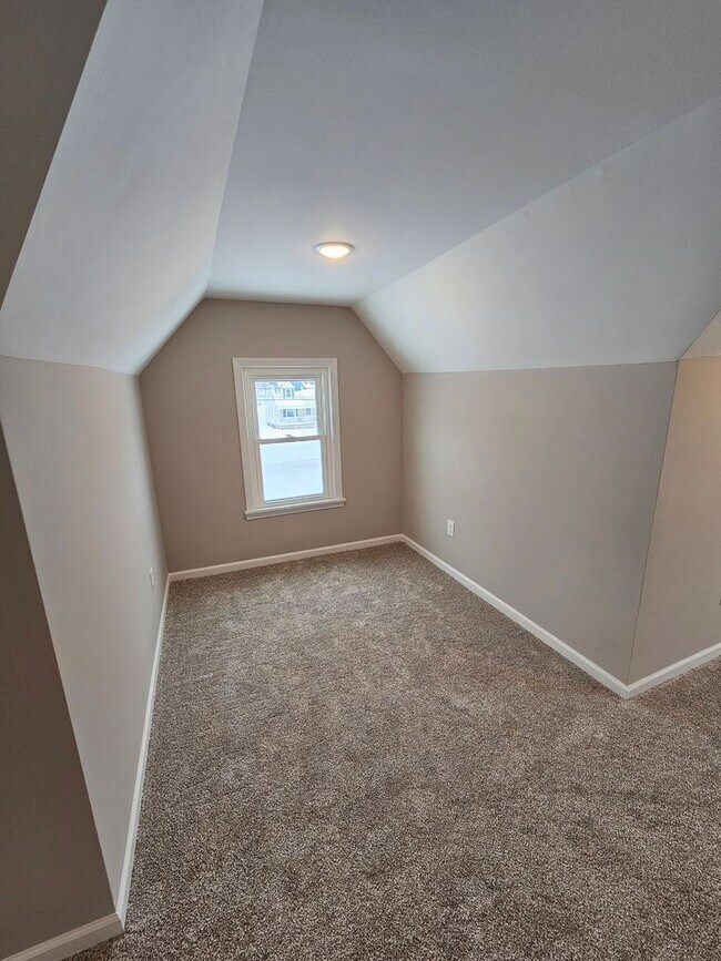 Building Photo - Beautiful Parma Heights 3 Bedroom