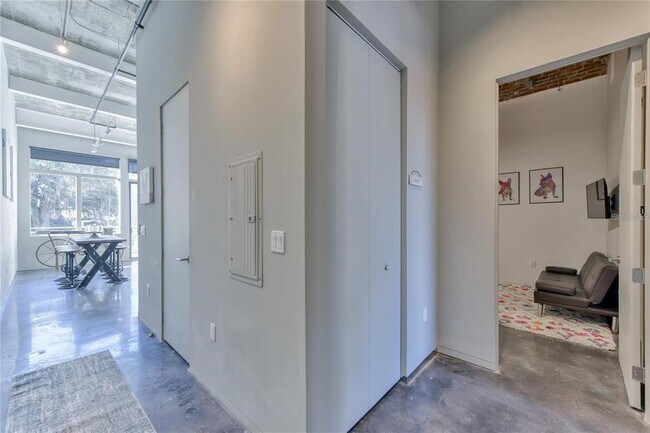 Building Photo - 302 SE Broadway St