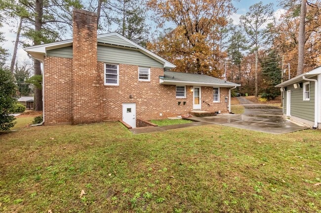Building Photo - Beautiful Large Home in the Heart of Raleigh!