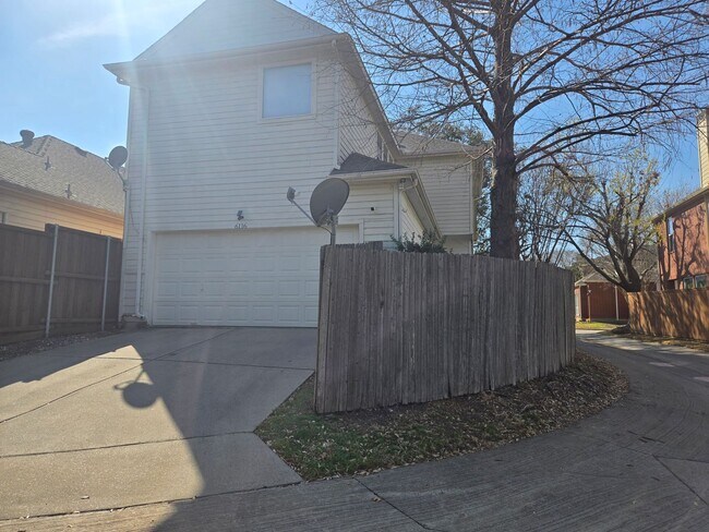 Building Photo - 6116 Thursby Ave