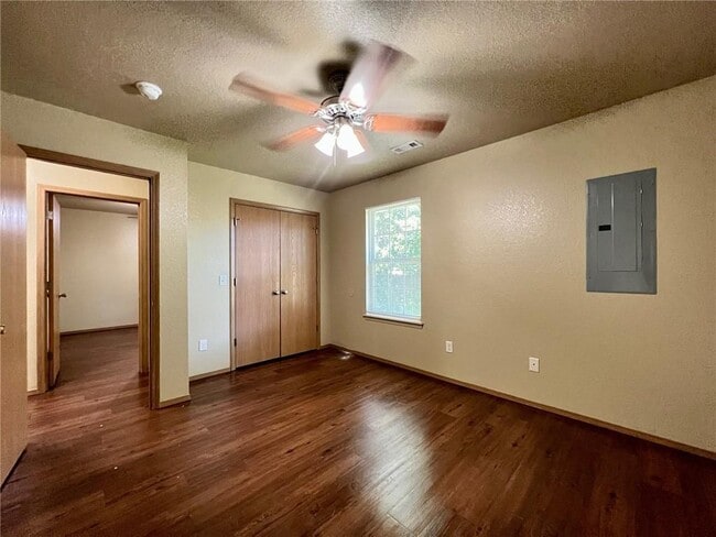 Building Photo - 865 Meadowlands Dr