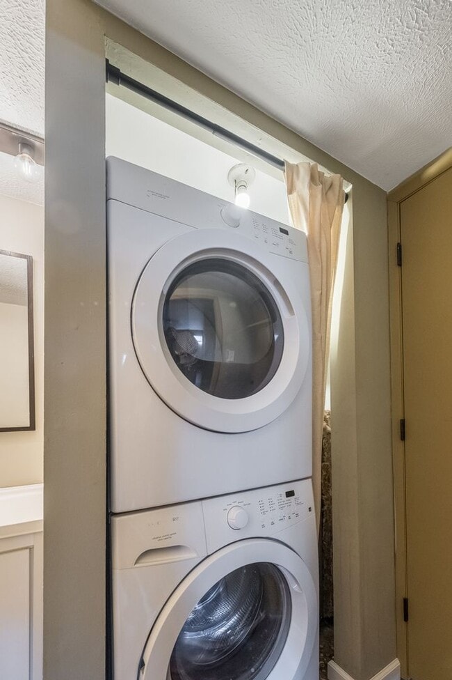 Building Photo - 2 bedroom 1 Bathroom Condo-