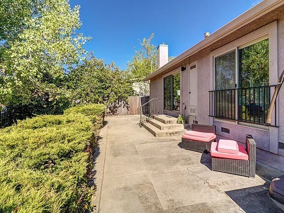 Building Photo - 2100 Hacienda St