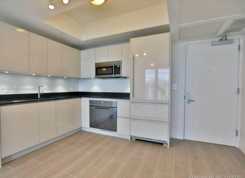 Building Photo - 1010 Brickell Ave