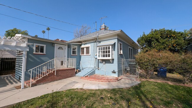 Building Photo - Charming downtown home available for rent