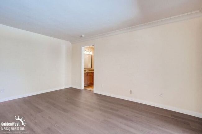Building Photo - Charming 1Bdm 1Ba Coastal Condo in Pacific Beach!