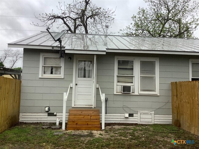 Building Photo - 671 Roosevelt St