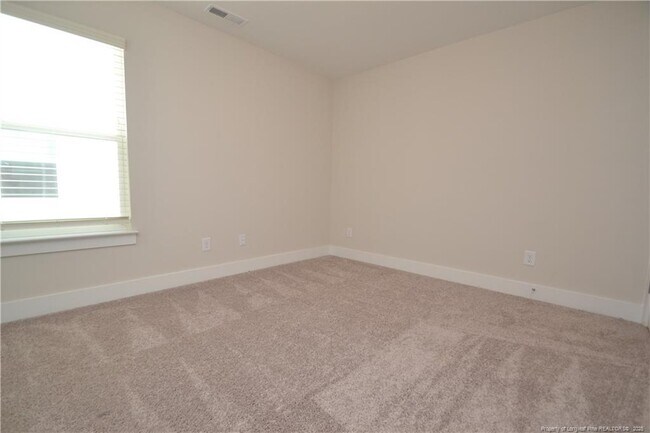 Building Photo - 2129 Seneca Dr