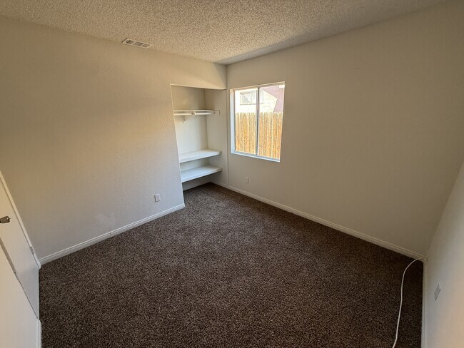 Building Photo - 480 Prairie Way