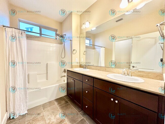 Building Photo - Spacious 4-Bedroom Gem in Somersett with S...