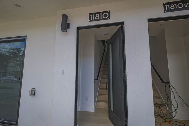 Building Photo - Modern 4 Bed / 3 Bath Townhome with Privat...