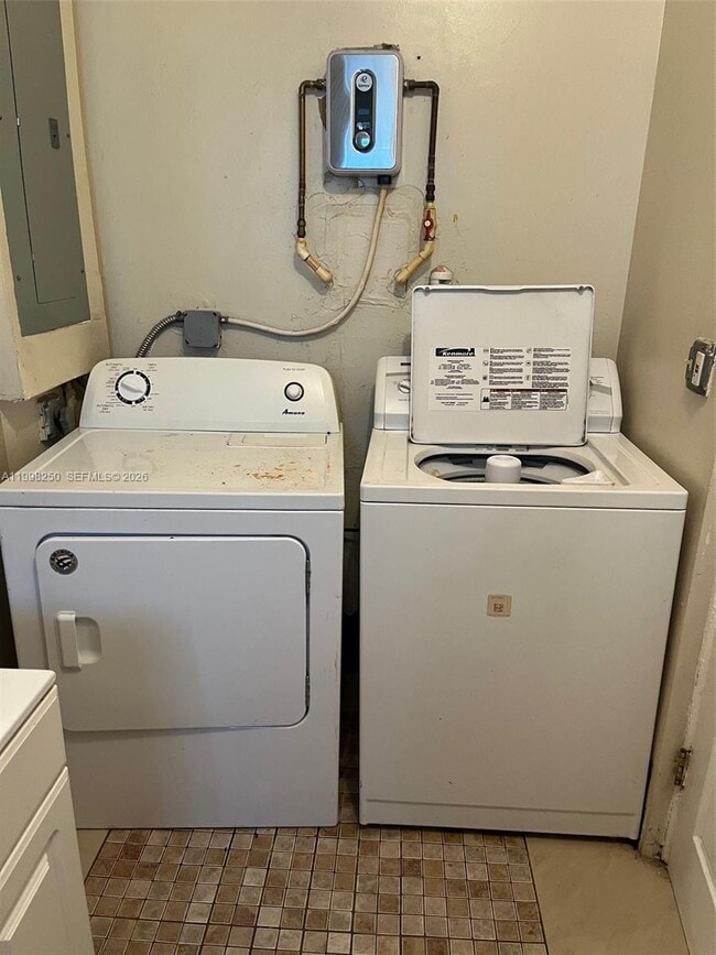 Building Photo - 538 W 1st St