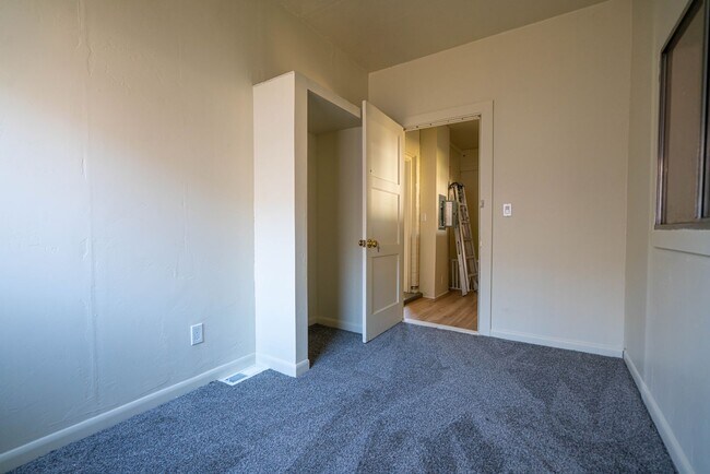 Building Photo - Spacious & Updated 5 Bed Home in Prime Ogden Location