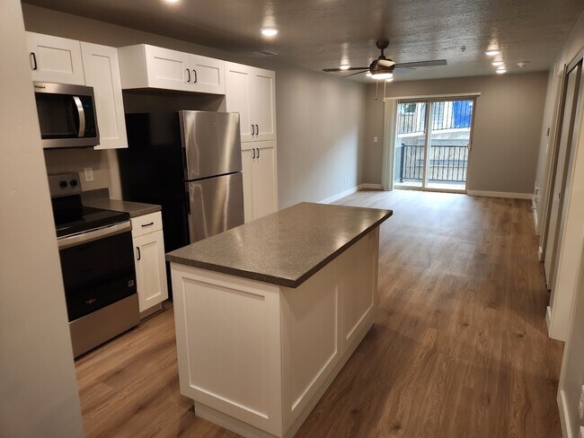 Building Photo - 1032 E 400 S