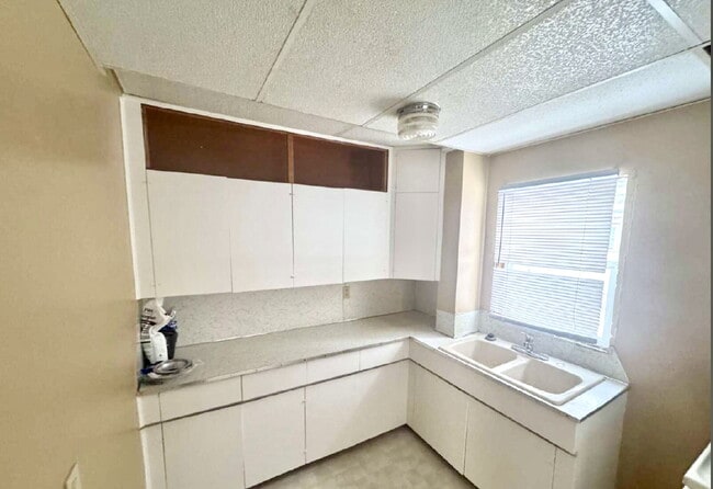 Building Photo - 2 bed, 1 bath Lower Unit in Duplex Available!