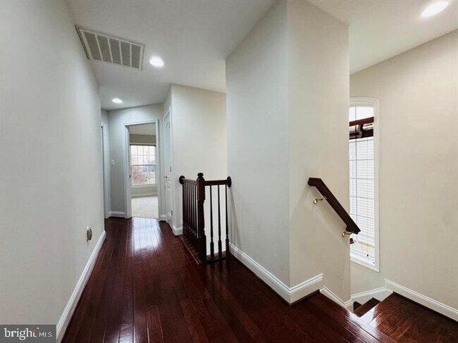 Building Photo - 25550 Oak Medley Terrace