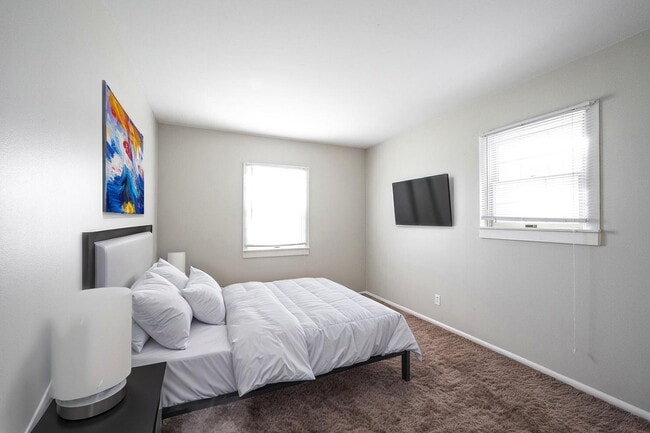 Building Photo - "Charming 3-Bed, 2-Bath Gem on E 35th St w...