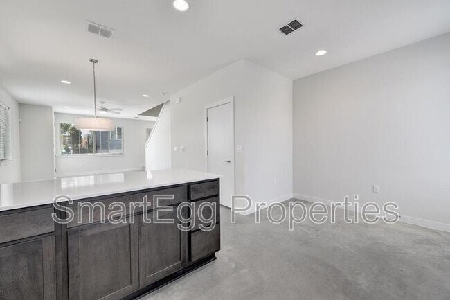 Building Photo - 801 N Bluff Dr
