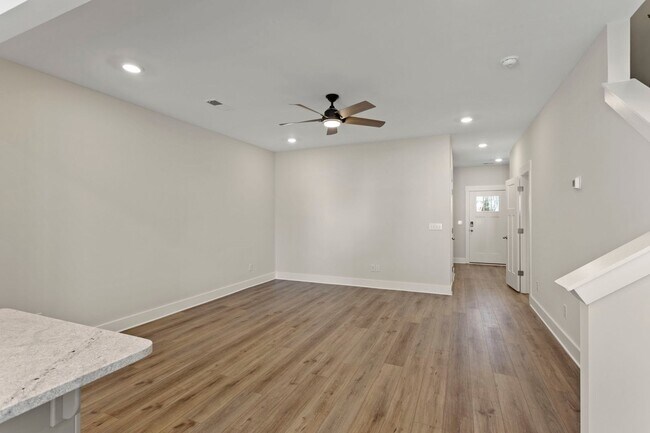 Building Photo - Perfectly Appointed Greenville Townhome 3bed/2.5 bath