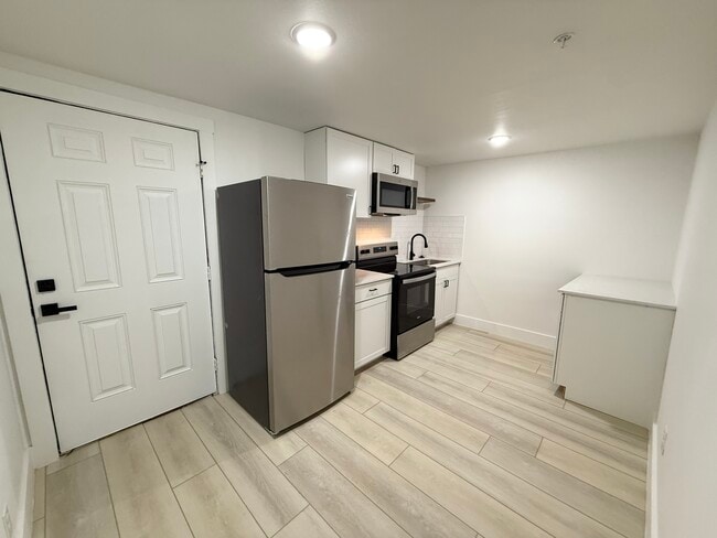 Building Photo - 2204 W San Antonio St