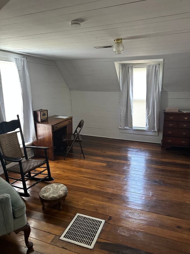 Building Photo - 4 Bedroom, 2 Bath farm house out in the Country.