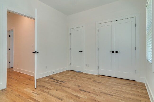 Building Photo - Amazing 3 bed 2.5 w/fenced yard. 10 min fr...