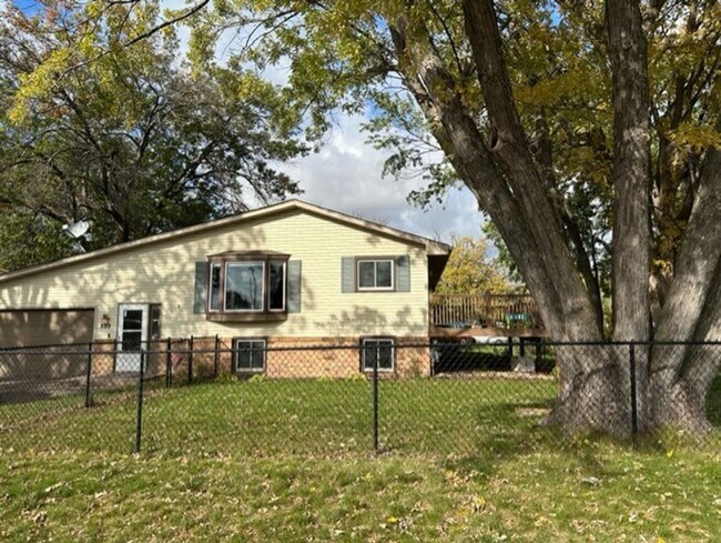 Building Photo - Updated 4 Bedroom Split-Level Home – Available June 1