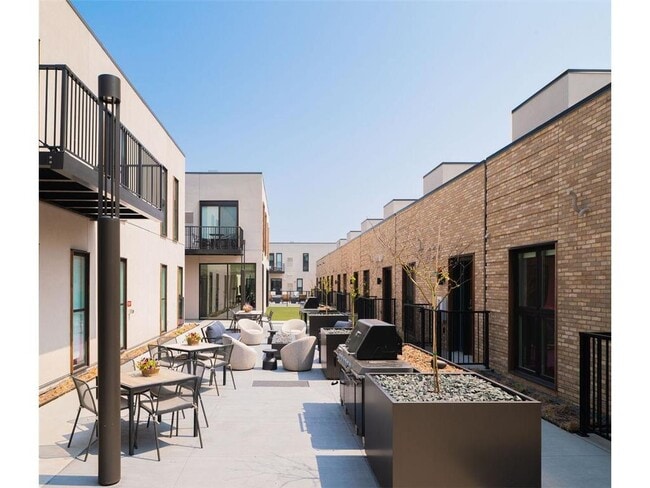 Building Photo - 7 West Dr