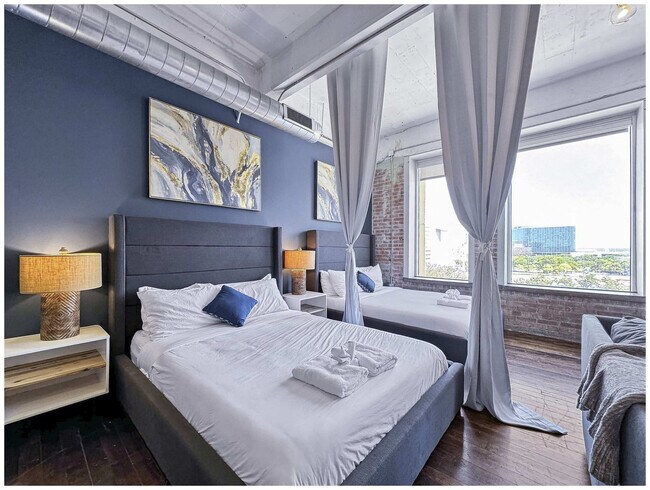 Building Photo - 555 Evergreen St