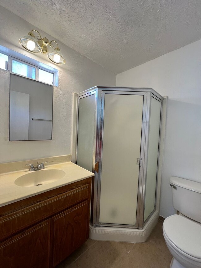 Building Photo - 1 Bedroom 1 Bathroom House with Fenced Yard+