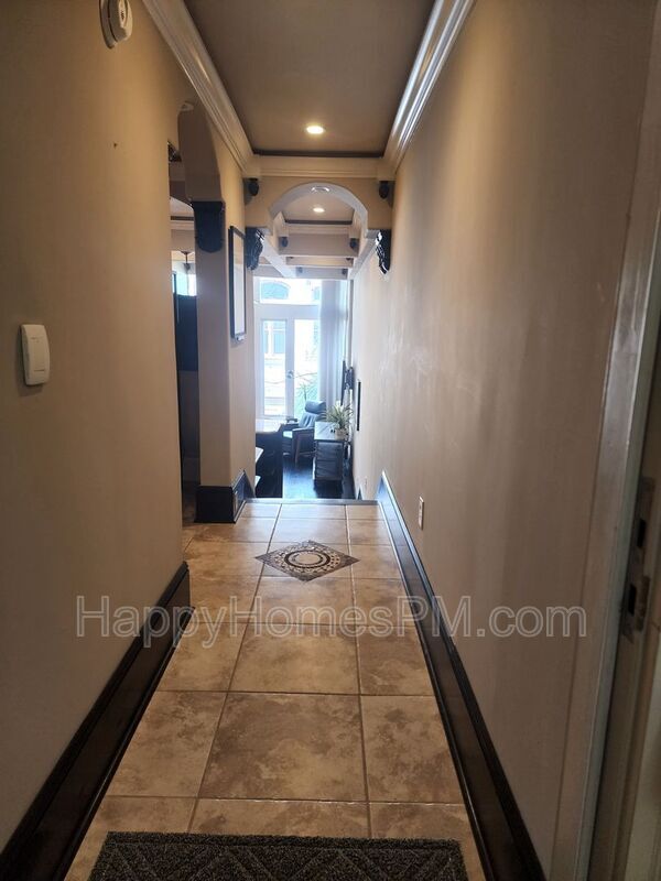 Building Photo - 350 King St