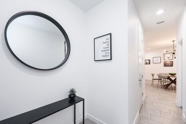 Building Photo - 305 Deer Path Lp