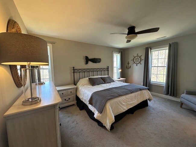 Building Photo - Spacious 3-Bedroom Townhouse in Prime Exet...