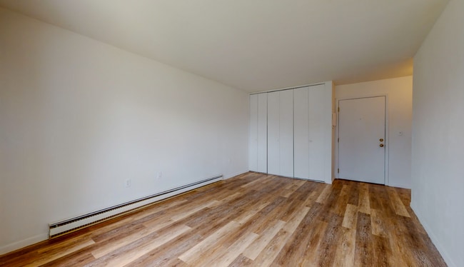 Building Photo - Convenient 1 Bedroom Condo close to train ...
