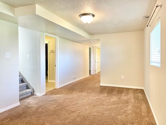 Building Photo - Gorgeous Home with Stunning Views!